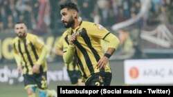 İstanbulspor Kulübü Başkanı Ecmel Faik Sarıalioğlu, maçın 74'üncü dakikasında, hakem Ali Şansalan'ın İstanbulspor aleyhine verdiği karar nedeniyle takımını sahadan çekti.