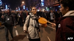 Sırbistan'da seçim sonuçlarına itiraz eden protestocular dün akşam da yürüyüş yaptı.