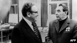 Kissinger (solda), Sovyetler Birliği Komünist Parti Genel Sekreteri Leonid Brezhnev ile Moskova'da görüşürken - 21 Ekim 1973